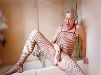  selfpissing and scat smear over own face
